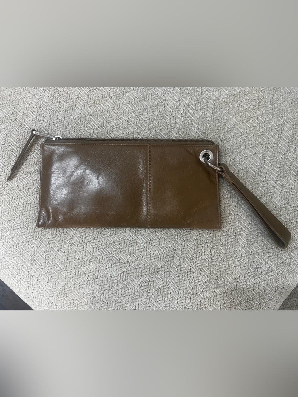 HOBO Vida Wristlet In Polished Leather - Truffle